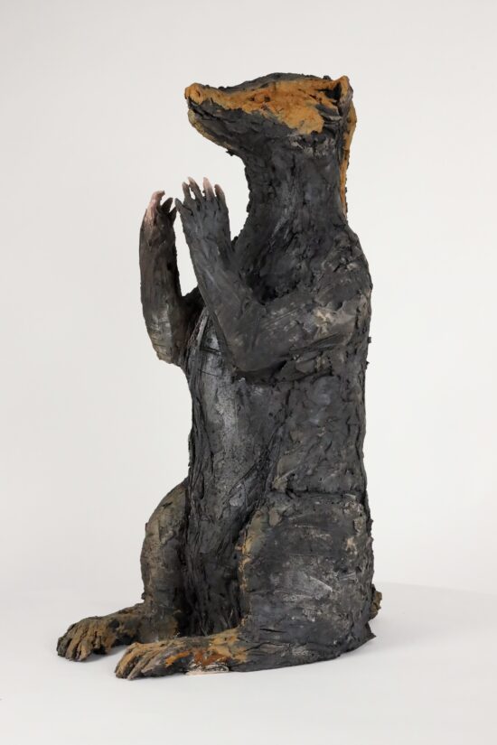 Sculpture animalière, Grès enfumé, argile végétale, par Cécile Raynal, le nom de l'œuvre est Blaireau implorant
