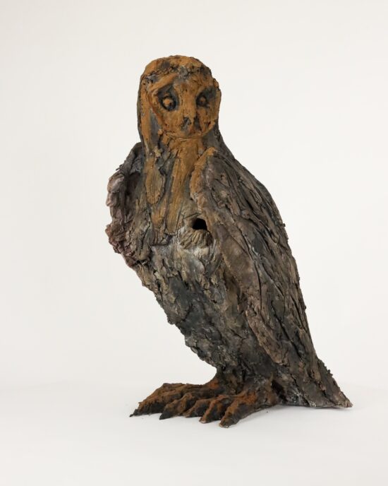 Sculpture figurative, Grès enfumé, résine, plâtre, argile végétale, par Cécile Raynal, le nom de l'œuvre est Effraie