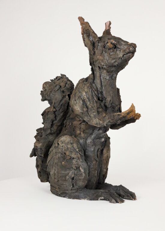 Sculpture figurative, Grès enfumé, argile végétale, par Cécile Raynal, le nom de l'œuvre est Écureuil