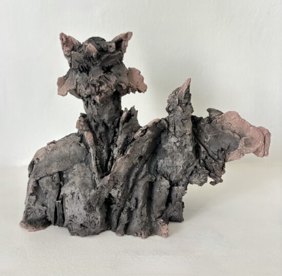 Sculpture figurative, Sculpture en grès enfumé, le sujet principal est chat, par Cécile Raynal, le nom de l'œuvre est Sans-Titre