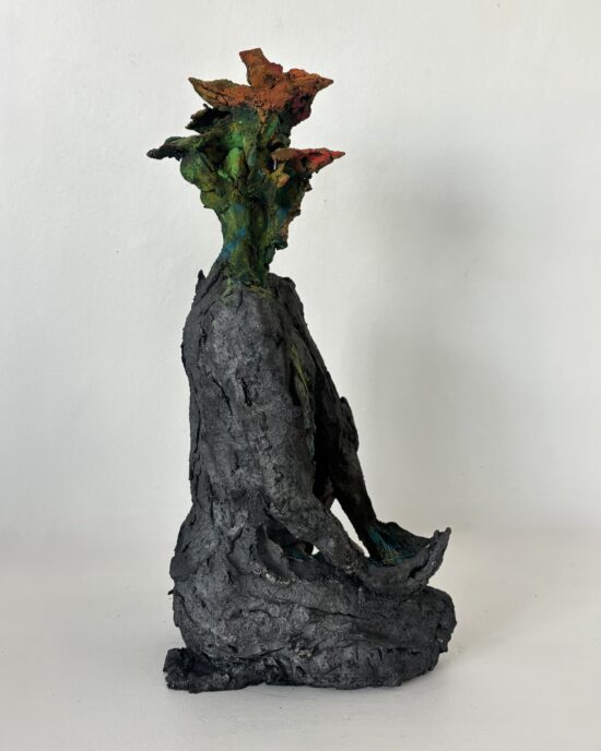 Sculpture portrait et figure, Sculpture en grès enfumé et pigments, par Cécile Raynal, le nom de l'œuvre est Plein la tête
