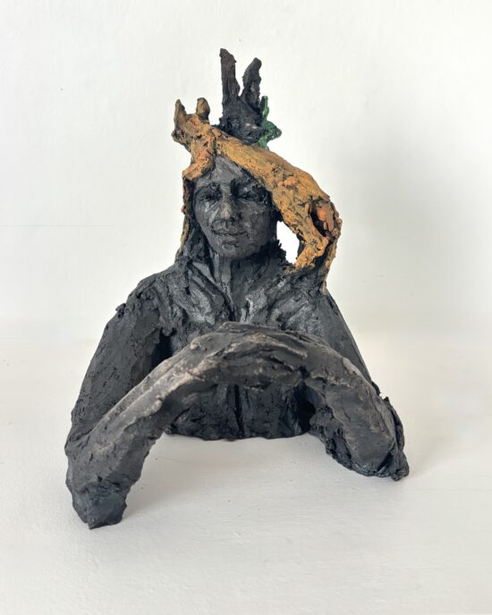 Sculpture Terre et céramique, Sculpture en grès enfumé et pigments, par Cécile Raynal, le nom de l'œuvre est Rêve d&rsquo;un fou