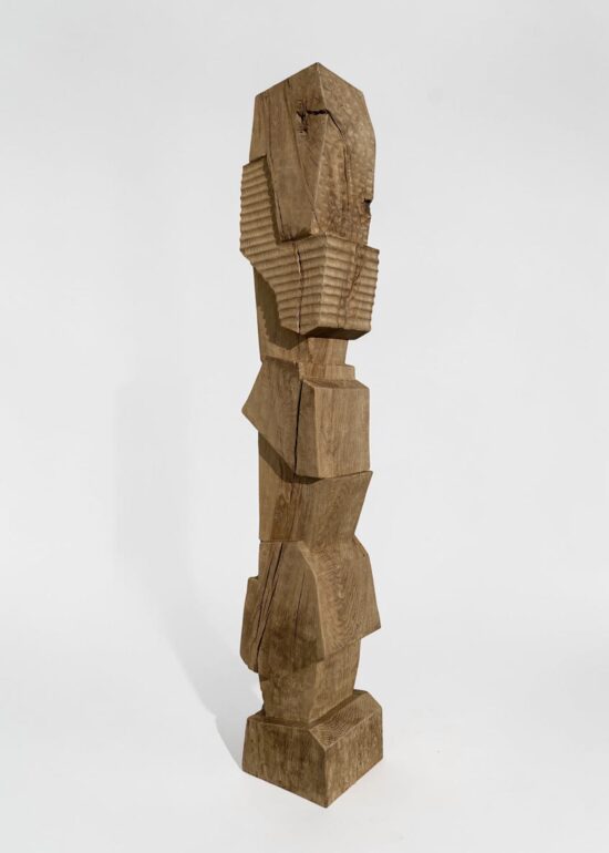 Sculpture abstraite, Sculpture en bois de chêne, par Alban Lanore, le nom de l'œuvre est Totem III