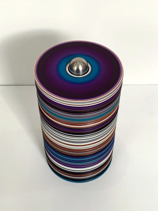 Sculpture minimaliste, Huile et vernis sur vinyle, palets en acier, par Doris Marten, le nom de l'œuvre est Zip No. 12 (for my lover)