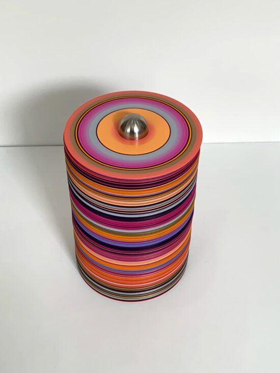 Sculpture minimaliste, Huile et vernis sur vinyle, palets en acier, par Doris Marten, le nom de l'œuvre est Zip No. 13 (Miss you so much)