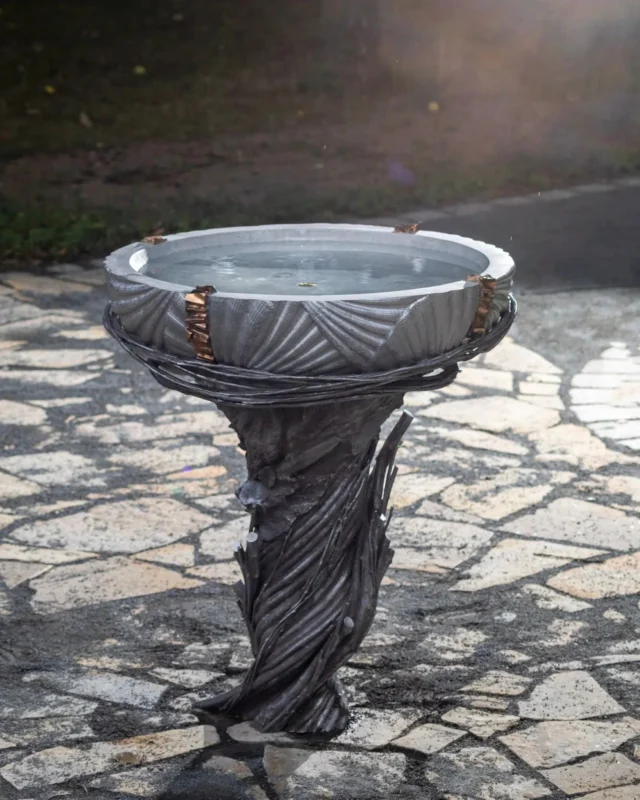 Discover FIRE & WATER ELEMENTS, a powerful sculptural duo by Czech artist Ondřej Oliva.
Featuring the works:
🔥 Fire Element, a functional fire pit sculpture
💧 Water Element, a tranquil garden basin
Crafted in bronze, aluminium, iron, and stainless steel, these companion pieces explore the balance between opposing forces. Their intricate natural motifs, bark, leaves, and bronze apples, symbolize the cyclical nature of life, transformation, and human journey.🔗 Learn more about Ondřej Oliva’s work via the link in bio.
-Découvrez FIRE & WATER ELEMENTS, un duo sculptural puissant signé par l’artiste tchèque Ondřej Oliva.
Œuvres présentées :
🔥 Fire Element, une sculpture fonctionnelle faisant office de brasero
💧 Water Element, un bassin d’eau sculptural invitant à la contemplation
Réalisées en bronze, aluminium, fer et acier inoxydable, ces deux pièces complémentaires explorent l’équilibre entre des forces opposées. Les motifs naturels, écorces, feuilles et pommes en bronze, évoquent le cycle de la vie, la transformation et le voyage de l’humanité.🔗 Découvrez l’univers d’Ondřej Oliva via le lien en bio.