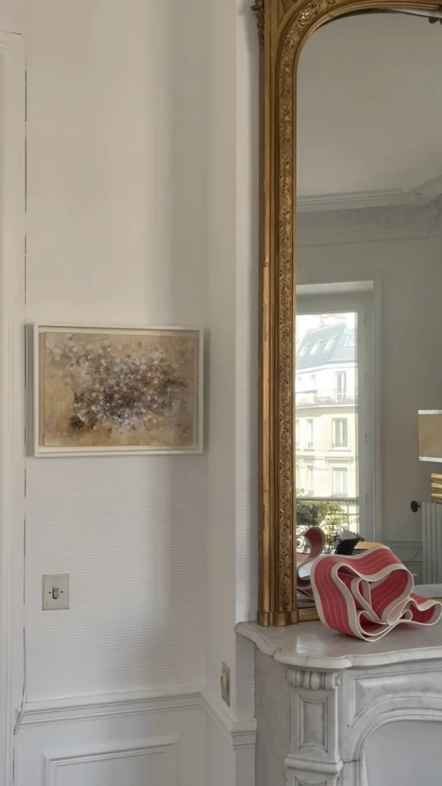 Discover Hide and seek by Taiwanese artist Chen Yiching.
Mastering the traditional Japanese nihon-ga technique, Chen Yiching crafts delicate, harmonious works using only natural materials, minerals, wood, paper, sand, and animal-based glue. Every pigment and brushstroke reveals her profound connection to nature, bringing to life evocative floral compositions.🖼️ Mineral pigments on Japanese paper mounted on wood, framed artwork : 58 cm x 53 cm x 5.5.🔗 Explore more of Chen Yiching’s works via the link in bio.
-Découvrez Cache-cache de l’artiste taïwanaise Chen Yiching.
Maîtrisant la technique japonaise traditionnelle du nihon-ga, Chen Yiching crée des œuvres délicates et harmonieuses en utilisant uniquement des matériaux naturels, minéraux, bois, papier, sable et colle d’origine animale. Chaque pigment et chaque coup de pinceau révèle sa profonde connexion à la nature, donnant vie à des compositions florales empreintes de poésie.🖼️ Pigments minéraux sur papier japonais marouflé sur bois, œuvre encadrée : 58 cm x 53 cm x 5.5.🔗 Découvrez l’univers de Chen Yiching via le lien en bio.