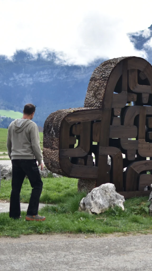 With refined lines, fluid forms and unique textures, Thierry Martenon creates wood sculptures that are designed to capture light. Committed to a responsible environmental practice, the artist avoids all exotic woods and works exclusively with local species from the Alps.🔗 Explore Thierry Martenon’s profile via the link in bio.-Avec des lignes raffinées, des formes fluides et des textures uniques, Thierry Martenon crée des sculptures en bois conçues pour capter la lumière. Engagé dans une démarche environnementale responsable, l'artiste évite tout bois exotique et travaille exclusivement avec des essences locales provenant des Alpes.🔗 Découvrez le profil de Thierry Martenon via le lien en bio.