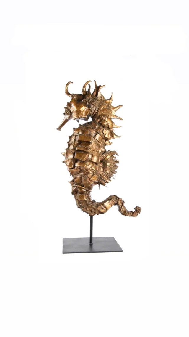 Discover Sea Horse Rex Gold by French contemporary artist Chésade.
This unique bronze sculpture, adorned with yellow and gold-red patina, captures the elegance and magic of the seahorse, a recurring muse in Chésade’s marine-inspired works. Polished like a jewel, the suspended form evokes grace, rarity, and the delicate beauty of life beneath the waves.
🔗 Explore more of Chésade’s creations via the link in bio.-Découvrez Sea Horse Rex Gold de l’artiste contemporaine française Chésade.
Cette sculpture unique en bronze, rehaussée d’une patine jaune et or-rouge, capture l’élégance et la magie de l'hippocampe, muse récurrente dans l’univers marin de Chésade. Poli comme un bijou, sa forme suspendue évoque la grâce, la rareté et la beauté délicate de la vie sous les vagues.
🔗 Découvrez l’univers de Chésade via le lien en bio.