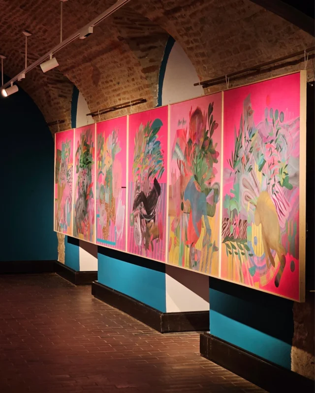 Discover Zoran Šimunović’s solo exhibition “Gimme a Kiss,” presented at the Klovićevi Dvori Gallery (Zagreb, Croatia), where the artist unveils his new series GARDENS 🌿✨All the artist’s series are intrinsically linked to each other; he considers each series to be an evolution of the previous one. The GARDENS series continues the reflection of the importance of art and its common presence in daily life, following on from the previous series. By painting ordinary and familiar objects, he captures the visual potential of reality and urges the public to consider the artistic potential in everything around them. This series features female nudes associated with lush motifs of plants, leaves and flowers. In some paintings, the artist introduces a new symbol: the heart, which enriches his colourful universe with an explicit reference to love.🔗 Dive into Zoran Šimunović’s universe via the link in bio.
-Découvrez l’exposition personnelle de Zoran Šimunović, « Gimme a Kiss », présentée à la Galerie Klovićevi dvori (Zagreb, Croatie), où l’artiste dévoile sa nouvelle série GARDENS🌿✨La série GARDENS poursuit la réflexion sur l’importance de l’art et son omniprésence dans la vie quotidienne déjà initiée avec les séries précédentes. En choisissant de peindre des objets communs et familiers dans ses tableaux, l’artiste saisit la capacité picturale du réel et exhorte le public à considérer le potentiel artistique dans tout ce qui l’entoure. Cette série met en scène des nus féminins associés à des motifs luxuriants de plantes, de feuilles et de fleurs. Dans certaines toiles, l’artiste introduit un nouveau symbole : le cœur, qui enrichit son univers coloré d’une référence explicite à l’amour.
🔗 Plongez dans l’univers de Zoran Šimunović via le lien en bio.