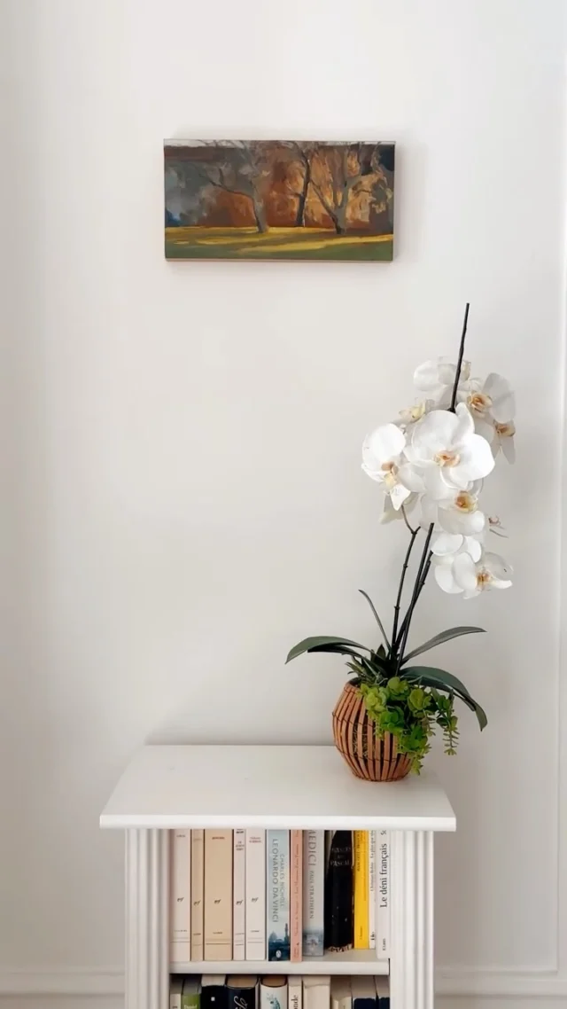 "Trois cerisiers" is an oil painting by contemporary artist Valérie de Sarrieu, part of her "En plein air” series. Working directly from observation, the artist seeks to faithfully capture the changing light of landscapes at different times of day and throughout the seasons. This practice, which requires both speed and precision, is grounded in an intimate connection with nature, giving rise to delicate compositions imbued with a gentle, poetic quality. Through subtle variations in colour and atmosphere, the series reveals a resonance between the ever-changing faces of nature and our own inner landscapes.🔗 Explore more works by Valérie de Sarrieu via the link in bio!-
"Trois cerisiers" est une peinture à l’huile de l’artiste contemporaine Valérie de Sarrieu, issue de sa série « En plein air ». Travaillant sur le motif, l’artiste cherche à restituer avec justesse les lumières des paysages qu’elle observe à différents moments de la journée et au fil des saisons. Cet exercice, qui exige rapidité et rigueur, s’appuie sur une communion intime avec le paysage, donnant naissance à des compositions délicates et empreintes d’une douce poésie. À travers de subtiles variations de couleurs et d’atmosphères, la série révèle une résonance entre les visages changeants de la nature et nos propres paysages intérieurs.🔗 Explorez le travail de Valérie de Sarrieu via le lien en bio !