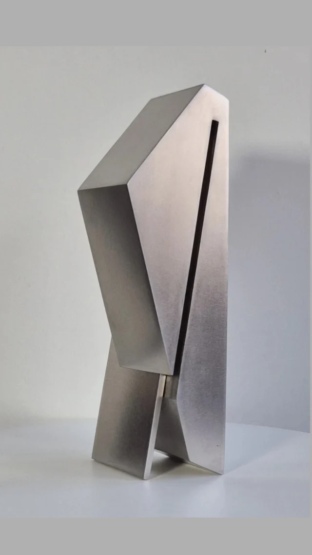 ⚖️ When balance becomes an art form."Vacarme" is a stainless steel sculpture by French artist Julien Guarneri, composed of two distinct elements that fit together to create a delicate equilibrium. Their mobility brings a sense of tension and dynamism to the work, turning the relationship between forms and volumes into a sculptural exploration of balance.Inspired by contemporary architecture, Guarneri creates refined compositions in which lines, masses and voids interact with precision and elegance. Behind the apparent simplicity of his sculptures lies a meticulous technical process, transforming the principles of construction — fitting, supporting and balancing — into a poetic dialogue between material, space and gravity.🔗 Discover more works by Julien Guarneri via the link in bio!—⚖️ Quand l’équilibre devient un art."Noise" est une sculpture en acier inoxydable de l’artiste français Julien Guarneri. Composée de deux éléments distincts qui s’emboîtent, elle trouve son équilibre dans leur relation mutuelle. Leur mobilité introduit une tension dynamique dans l’œuvre, faisant dialoguer formes et volumes autour d’un même défi sculptural : l’équilibre.Inspiré par l’architecture contemporaine, Julien Guarneri développe un langage épuré où lignes, masses et vides s’articulent avec précision et élégance. Derrière la simplicité apparente de ses sculptures se cache un travail technique minutieux, qui transforme les principes de construction — assembler, soutenir, ajuster, équilibrer — en un dialogue poétique entre matière, espace et gravité.🔗 Découvrez davantage d’œuvres de Julien Guarneri via le lien en bio !