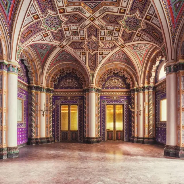🏛️ Where forgotten places meet the poetry of time.In her "Distanza" series, British photographer Gina Soden captures the haunting beauty of abandoned architecture. Often photographed in Italy, these monumental spaces are transformed through carefully composed, symmetrical perspectives that draw the eye towards a distant vanishing point, creating a sense of depth and mystery.Fascinated by the textures, colours and atmosphere of forgotten places, Soden approaches photography with a painterly touch, revealing a quiet grandeur in buildings left behind by time. Her images invite us to look beyond decay and discover the unexpected beauty hidden within these spaces.🔗 Discover more works by Gina Soden via the link in bio!—🏛️ Quand les lieux oubliés révèlent toute la poésie du temps.Dans sa série "Distanza", la photographe britannique Gina Soden capture la beauté envoûtante des architectures abandonnées. Photographiés pour beaucoup en Italie, ces espaces monumentaux se révèlent à travers des compositions minutieuses et symétriques, où les perspectives nous entraînent vers un point de fuite lointain, entre profondeur et mystère.Fascinée par les textures, les couleurs et l’atmosphère des lieux oubliés, Gina Soden apporte à ses photographies un traitement pictural qui révèle la grandeur silencieuse de ces bâtiments marqués par le temps. Ses images nous invitent à dépasser l’idée de ruine pour découvrir la beauté inattendue qui habite ces espaces.🔗 Découvrez davantage d’œuvres de Gina Soden via le lien en bio !